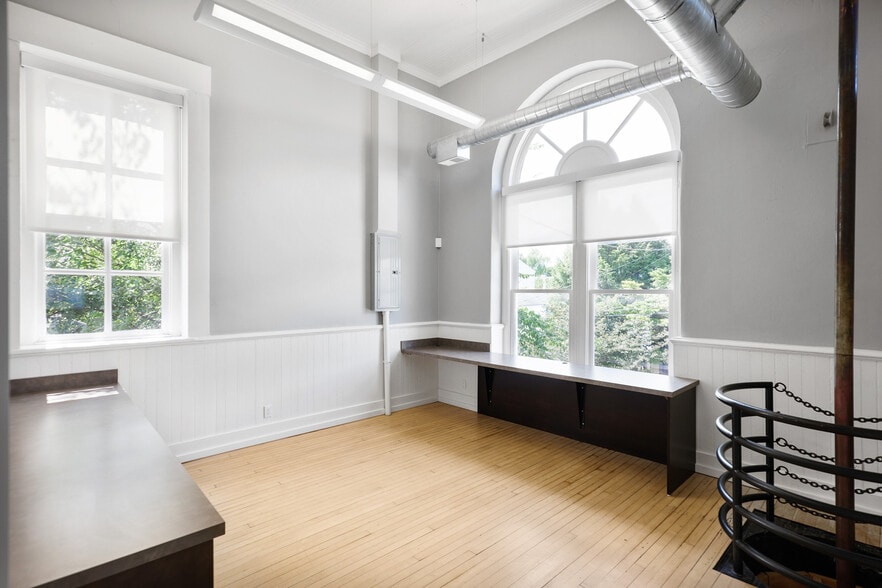 More Photos Of 1122 Rogers St, Louisville Police Fire Station For Sale