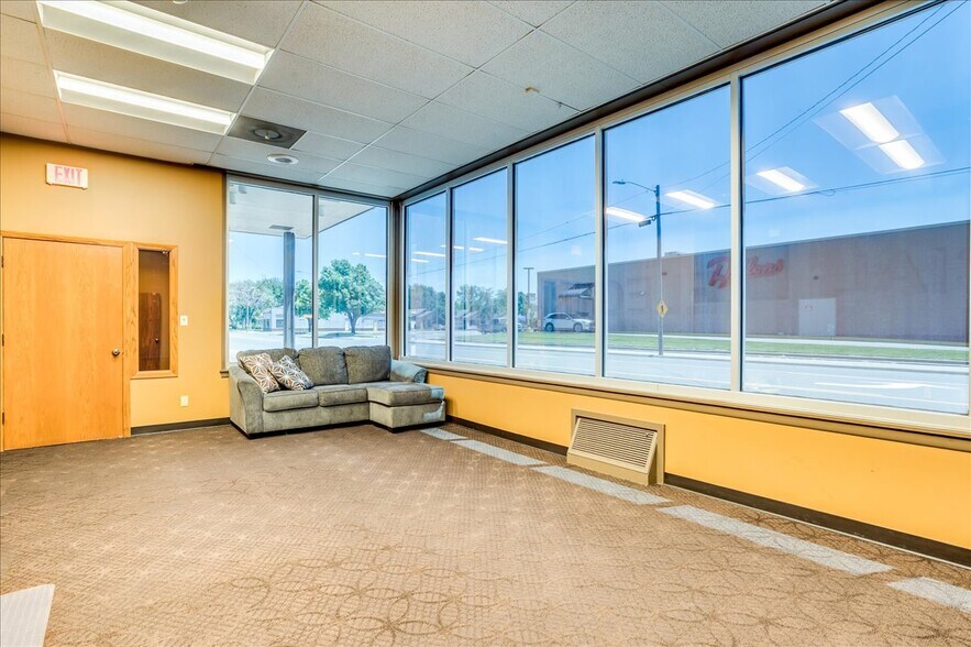 More Photos Of 722 4th ave, Hutchinson Office For Sale