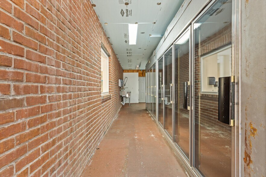 More Photos Of 700 Grove St, Loudon Freestanding For Sale