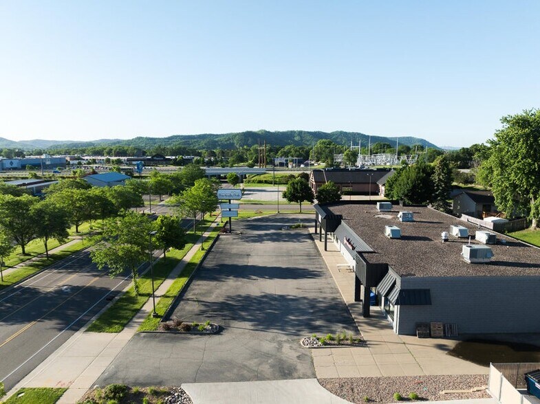 More Photos Of 986-990 12th Ave S, Onalaska Freestanding For Lease