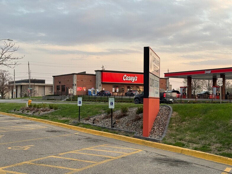 More Photos Of 615 E 14th St, Des Moines Office For Sale