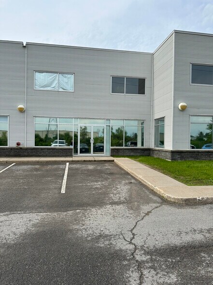 More Photos Of 1225 Gardiners Rd, Kingston Light Distribution For Lease
