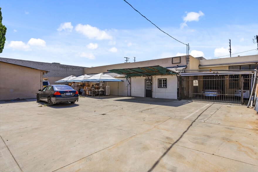 More Photos Of 14222-14226 Aetna St, Van Nuys Warehouse For Lease