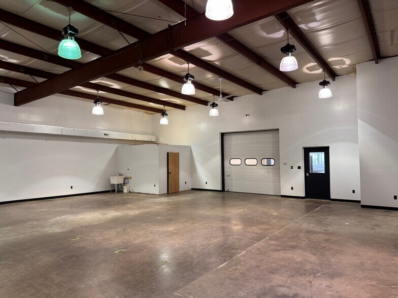 More Photos Of 2013 General Potter Hwy, Centre Hall Showroom For Sale