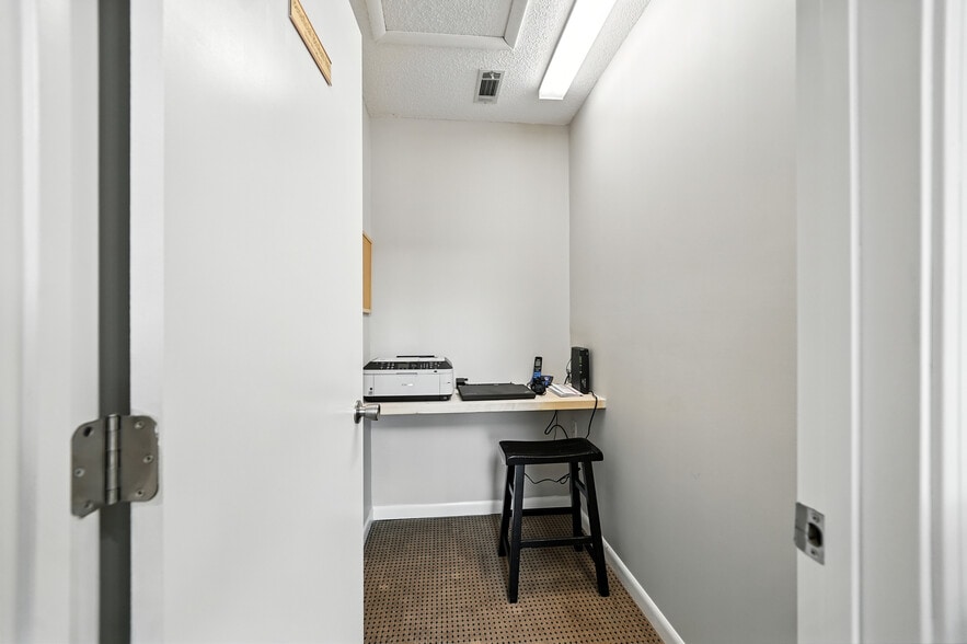 More Photos Of 11285 Elkins Rd, Roswell Office Residential For Sale