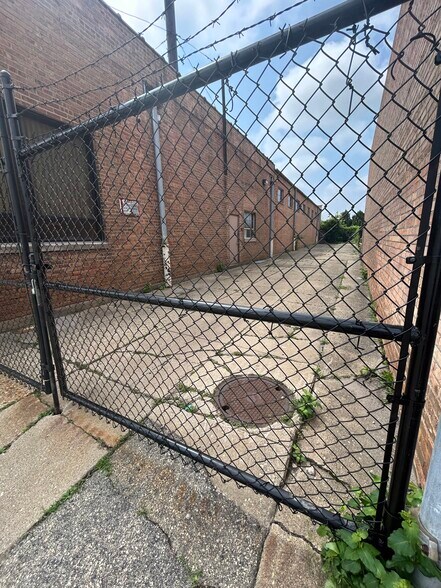 More Photos Of 5504 N Northwest Hwy, Chicago Manufacturing For Sale