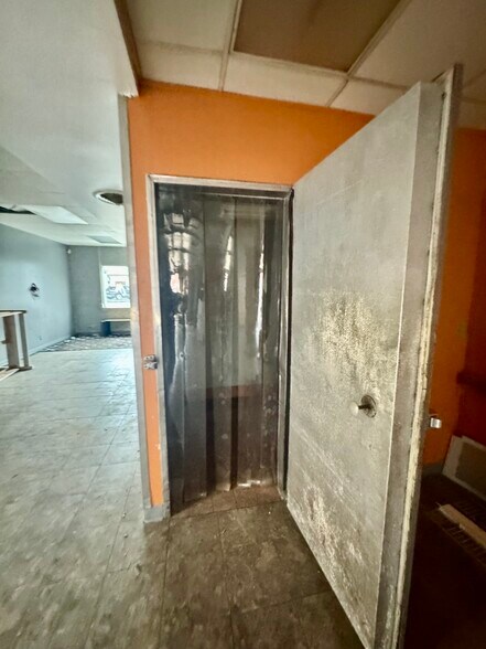 More Photos Of 126 Walnut St, Washington Freestanding For Sale