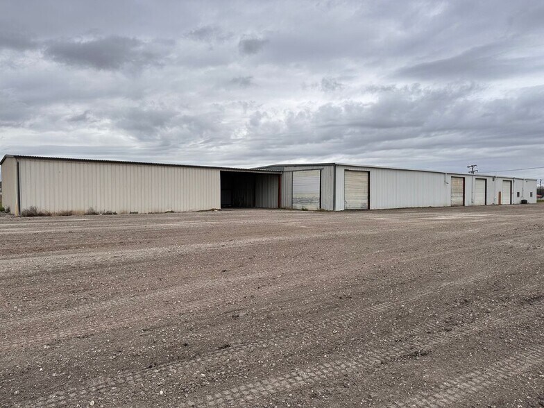 More Photos Of 16137 FM 624, Robstown Warehouse For Lease