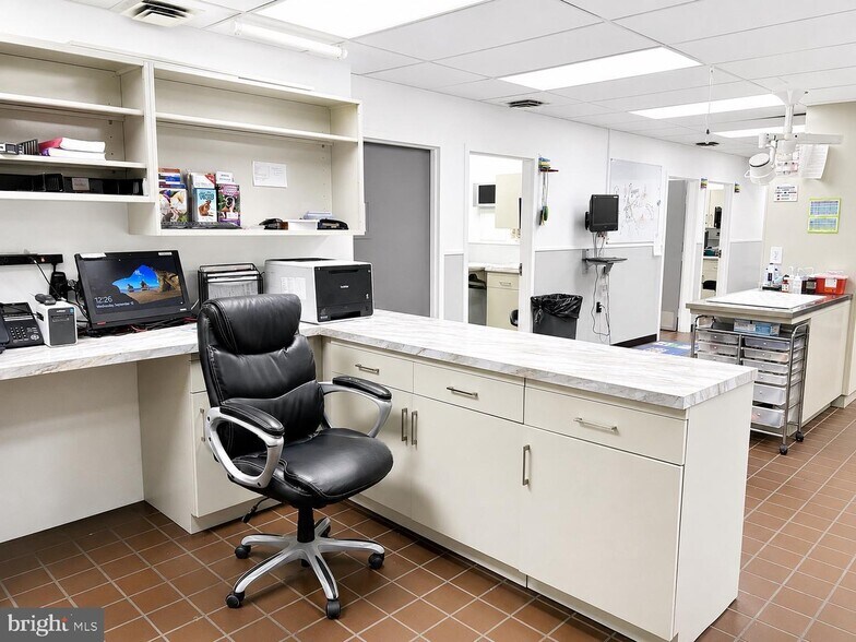 More Photos Of 404 Snow Hill Rd, Salisbury Veterinarian Kennel For Lease
