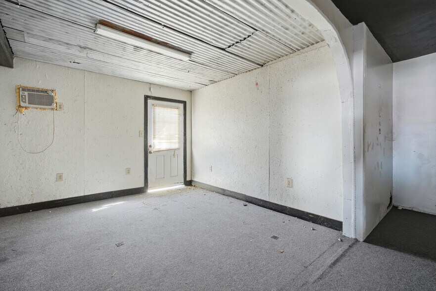 More Photos Of 102 & 106 Wood ave, Woodsboro Storefront For Sale