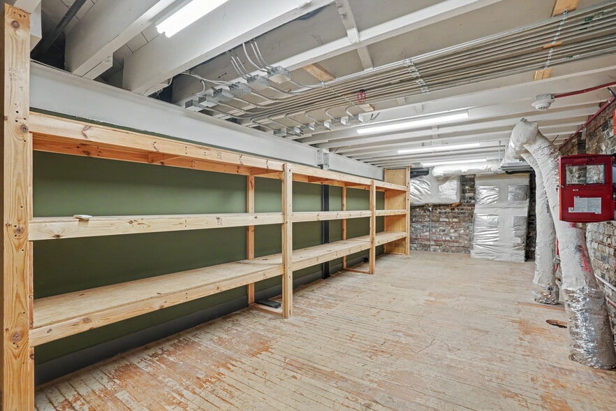 More Photos Of 101 E Broughton St, Savannah Storefront Retail Office For Lease