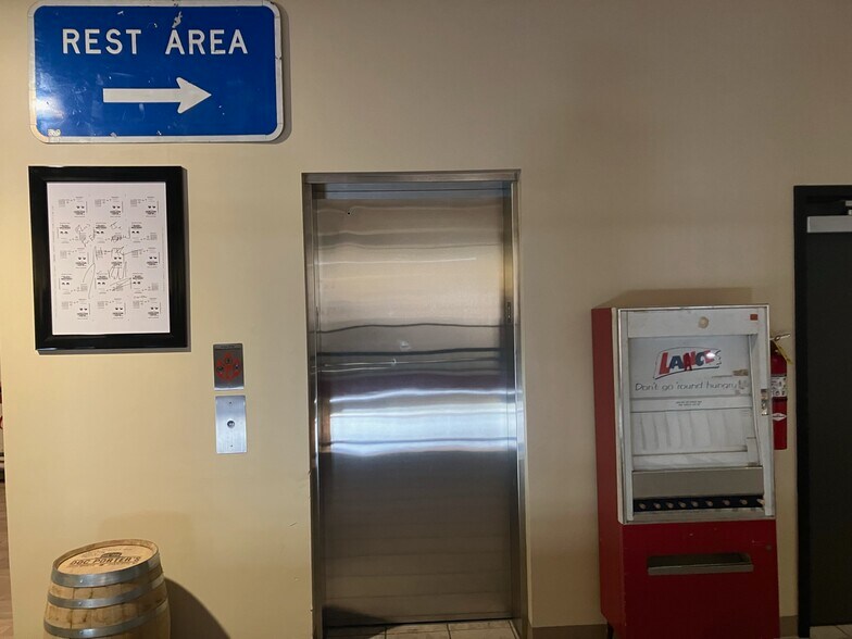 More Photos Of 109 Cahaba Valley Pky, Pelham Showroom For Lease