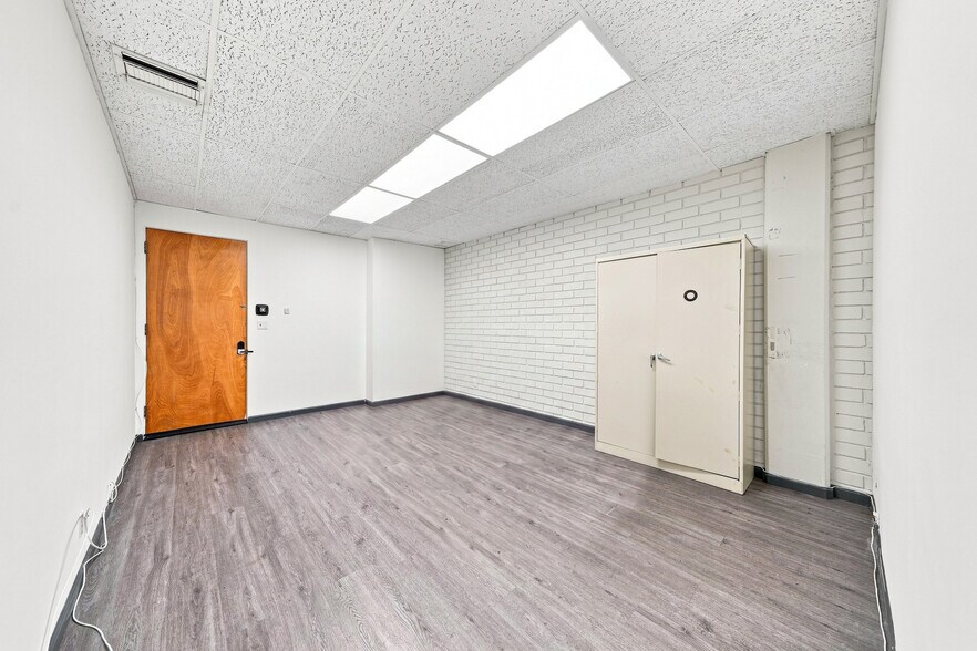 More Photos Of 2333 Beverly Blvd, Los Angeles Office For Lease