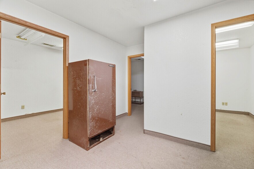 More Photos Of 604 Industrial Park Dr, Eldon Office For Sale