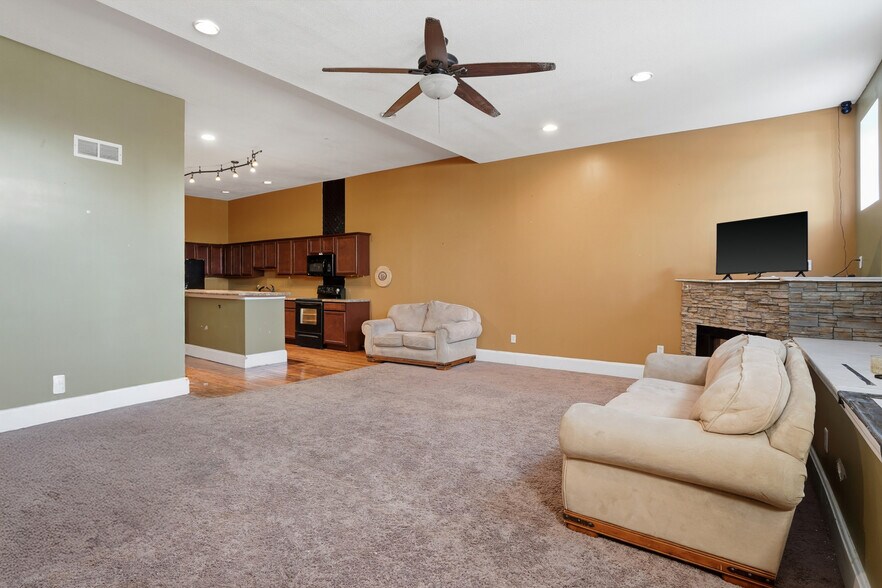 More Photos Of 103 N Allen St, Centralia General Retail For Sale