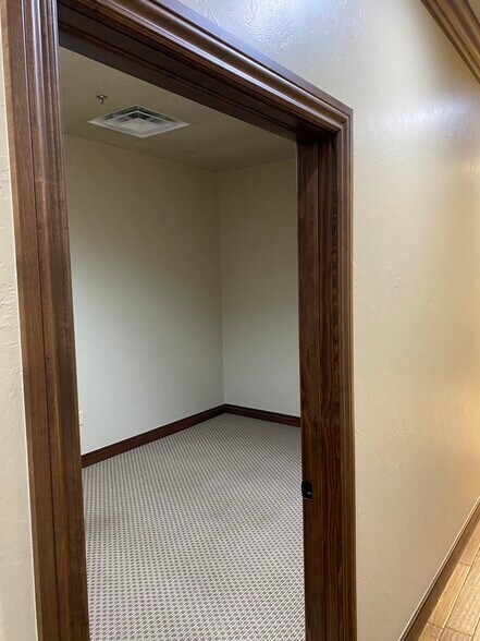 More Photos Of 307 E Danforth Rd, Edmond Office Residential For Sale