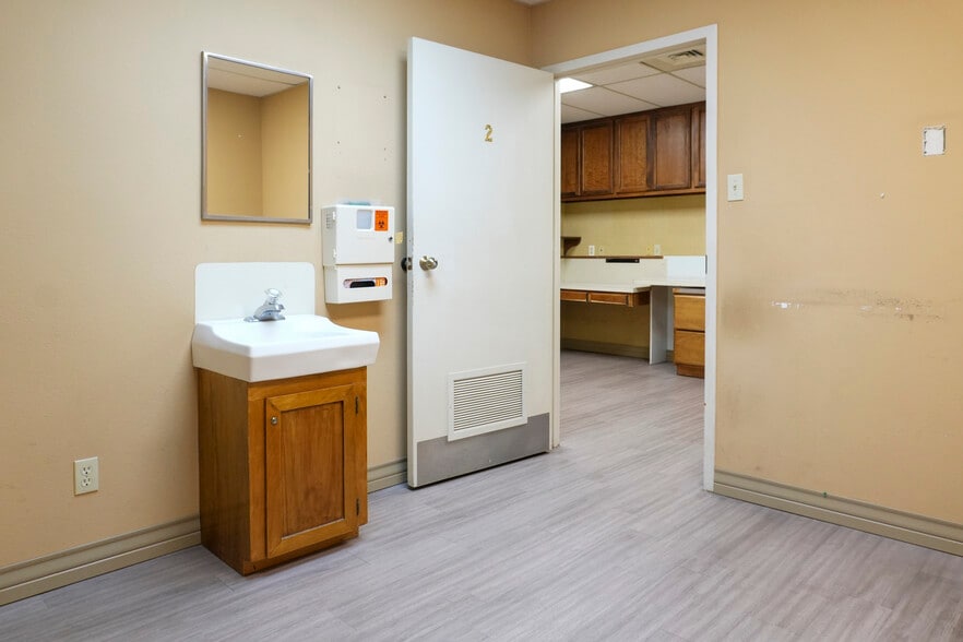 More Photos Of 2201 Cleo St, Corpus Christi Office For Sale