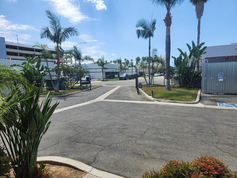 More Photos Of 1855 S Santa Cruz St, Anaheim Manufacturing For Lease