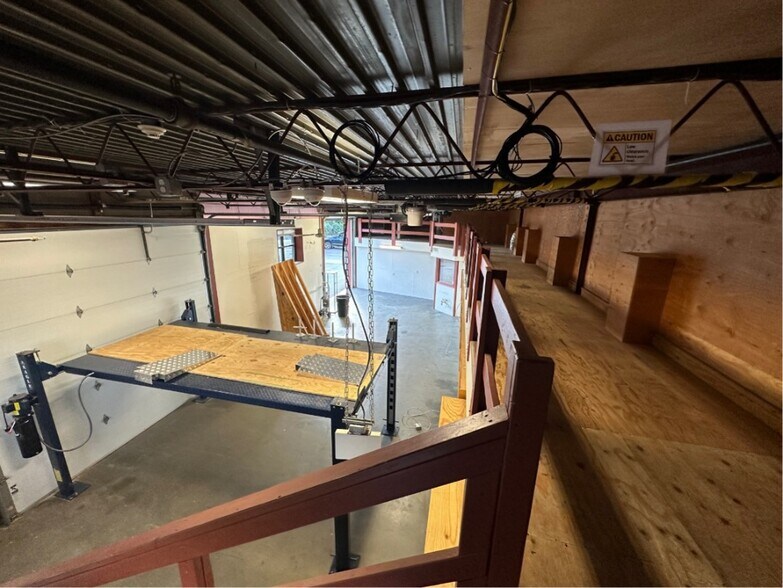 More Photos Of 95 Toledo St, Farmingdale Flex For Lease
