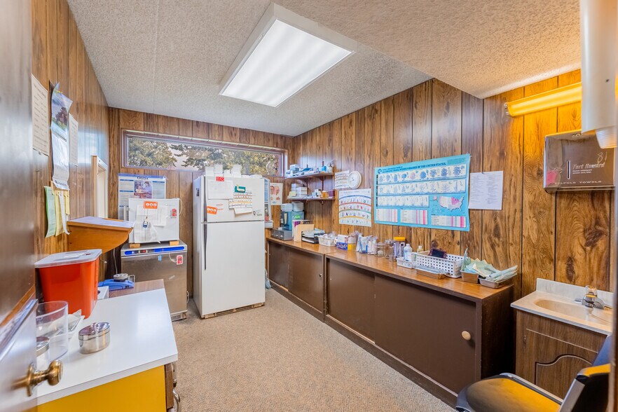 More Photos Of 5601 Victoria Dr, Oak Forest Office For Sale