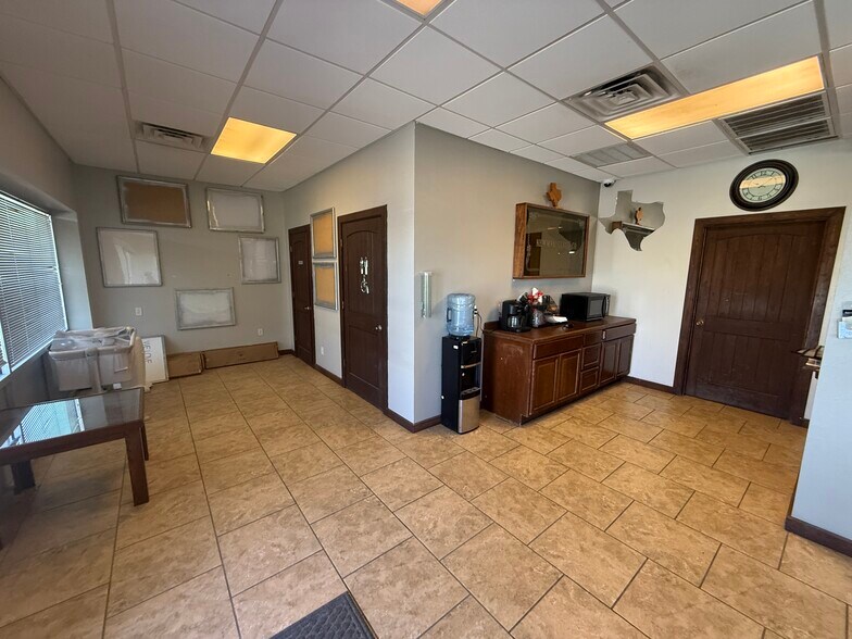 More Photos Of 1237 W Oaklawn Rd, Pleasanton Industrial For Lease