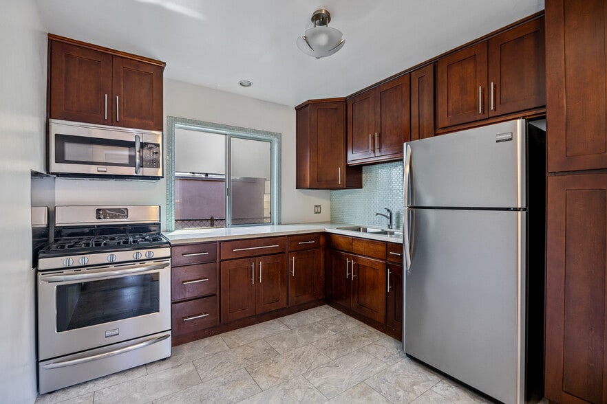 More Photos Of 502 Westminster ave, Venice Apartments For Sale