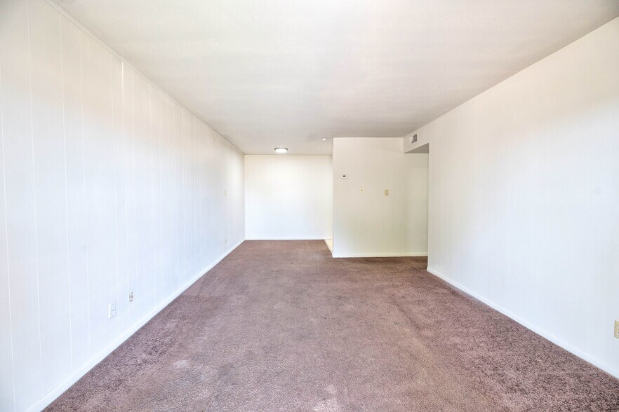 More Photos Of 2500 W 26th St, Plainview Apartments For Sale