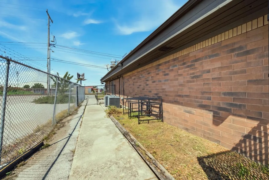 More Photos Of 8775 N 107th St, Milwaukee Restaurant For Sale