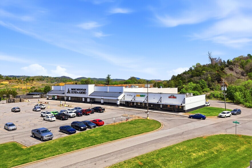 More Photos Of 6213-6221 Riverview Crossing Dr, Knoxville Supermarket For Sale