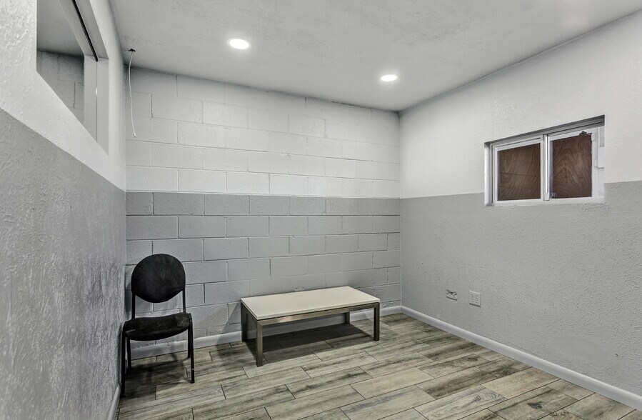 More Photos Of 770 Dayton St, Aurora Flex For Lease