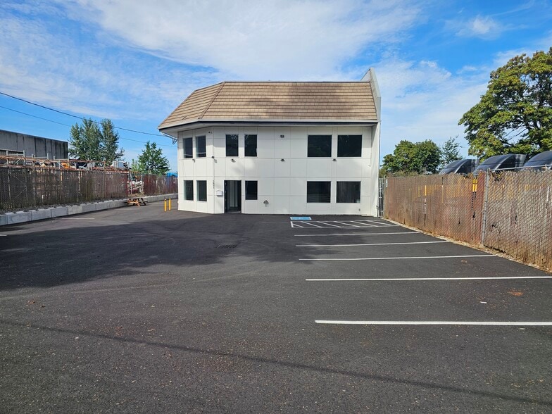 More Photos Of 5833 NE Portland Hwy, Portland Flex For Sale