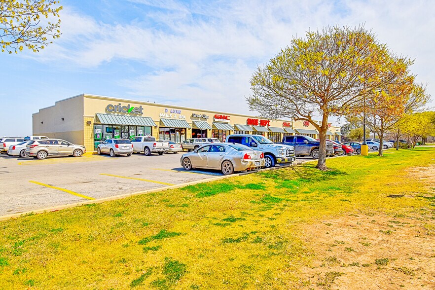 Primary Photo Of 3250 E Main St, Uvalde Storefront For Sale