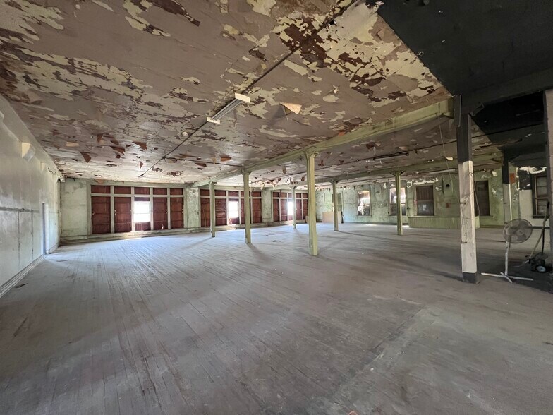 More Photos Of 335-341 S Main St, Memphis Storefront Retail Office For Sale