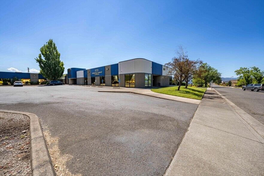 Primary Photo Of 2090 Commerce Dr, Medford Office For Lease
