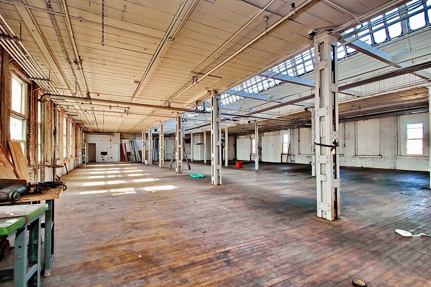More Photos Of 540 39th St, Union City Warehouse For Lease