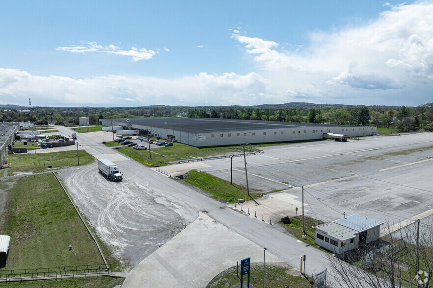 More Photos Of 1442 Toshiba Dr, Lebanon Distribution For Lease