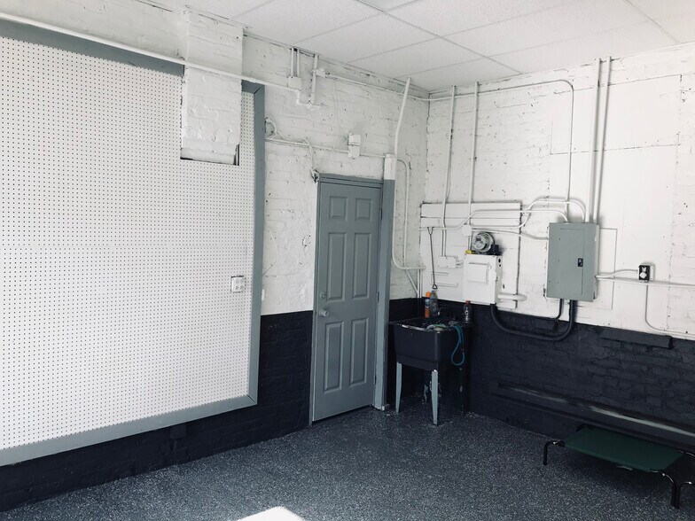 More Photos Of 1540-1542 N Western Ave, Chicago Auto Repair For Lease