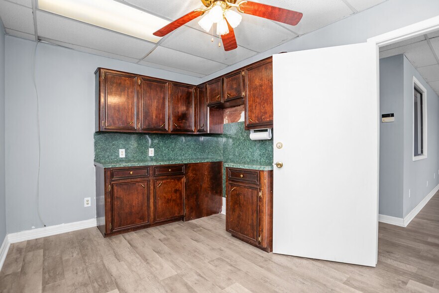 More Photos Of 1504 E Loop 304, Crockett Office For Sale