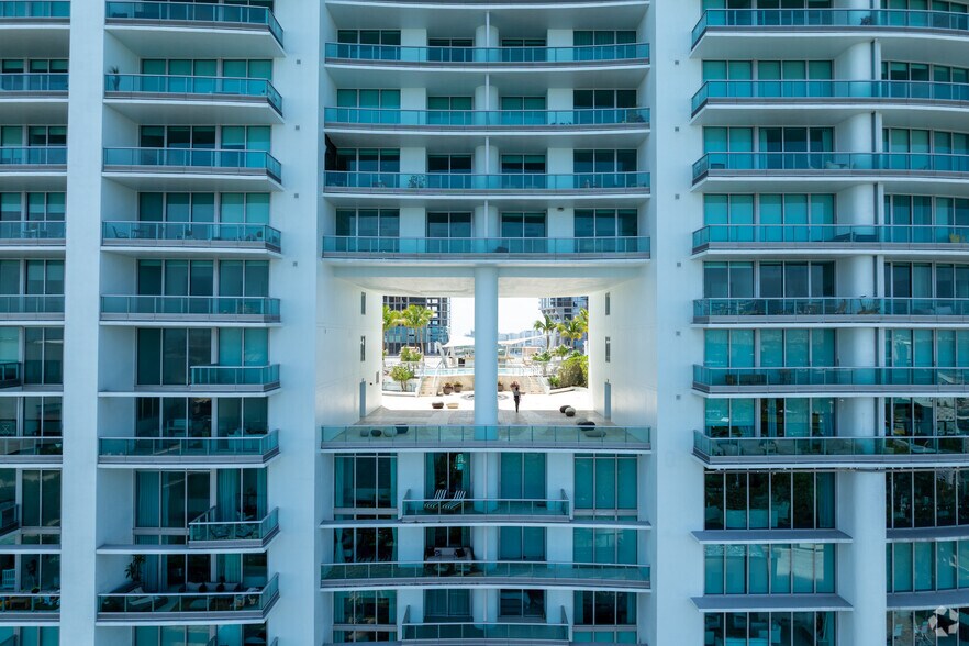More Photos Of 900-990 Biscayne Blvd, Miami Apartments For Sale