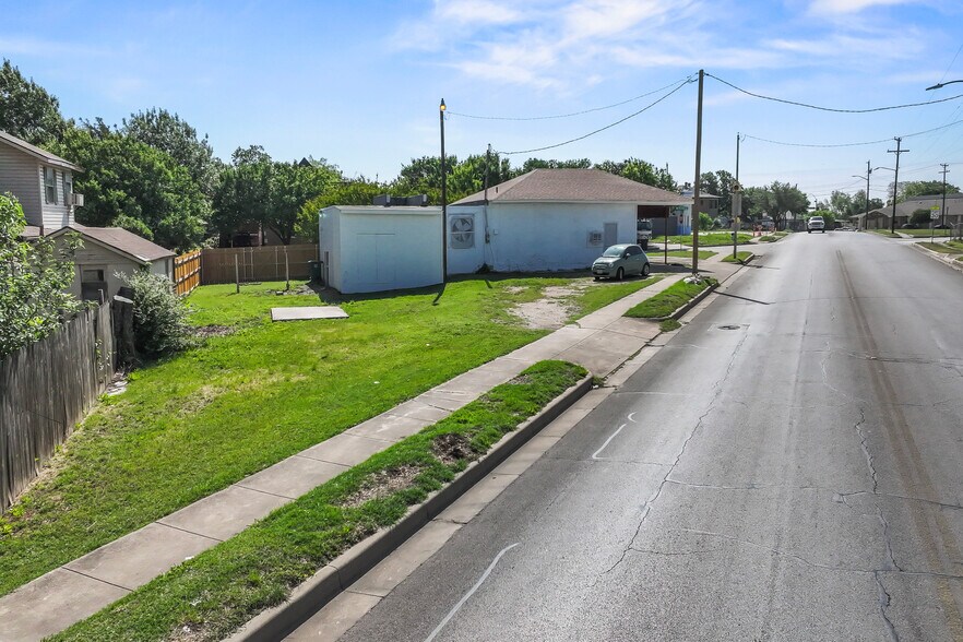 More Photos Of 2100 Azle Ave, Fort Worth Storefront For Sale