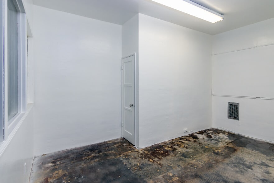 More Photos Of 11129 Hartsook St, North Hollywood Warehouse For Lease