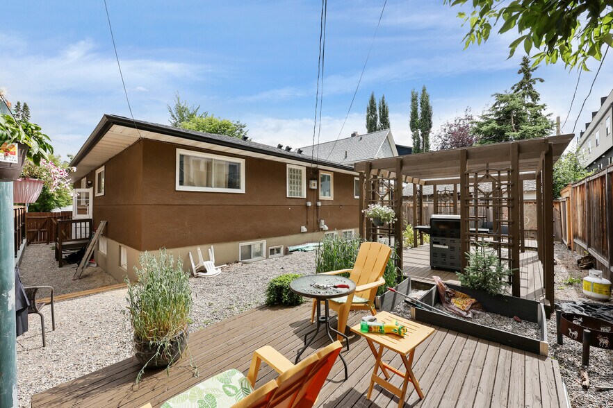 More Photos Of 2313 16 St SW, Calgary Apartments For Sale