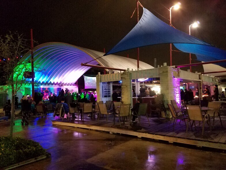 More Photos Of 622 6th St N, Texas City Bar For Lease