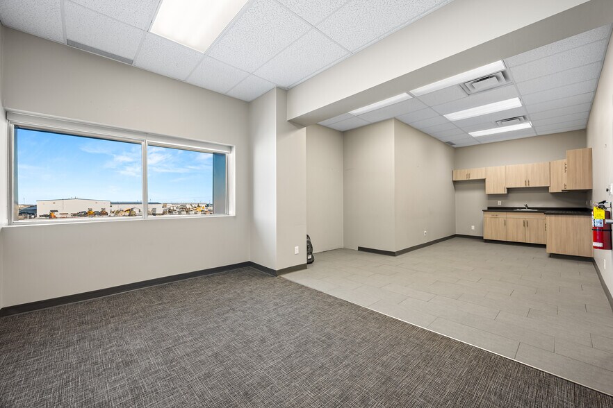 More Photos Of 5267 67 Av, Lloydminster Warehouse For Sale