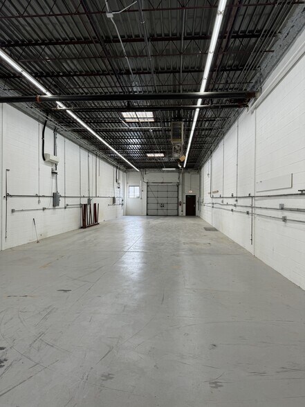 More Photos Of 1666-1684 S Wolf Rd, Wheeling Distribution For Lease