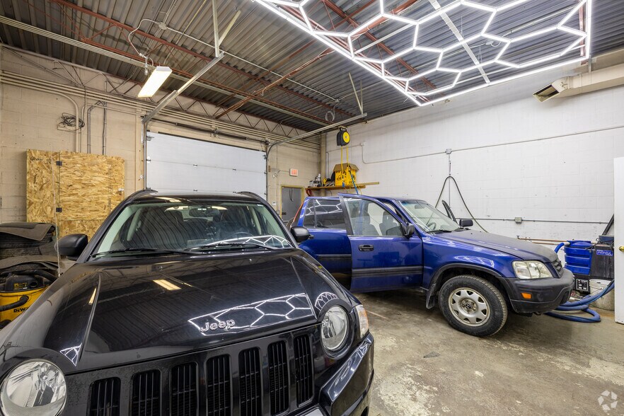 More Photos Of 1247 36th Ave NE, Calgary Warehouse For Lease