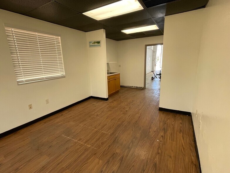 More Photos Of 2337-2341 72nd Dr E, Sarasota Warehouse For Lease