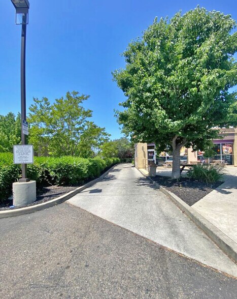 More Photos Of 9146 Harbour Point Dr, Elk Grove Service Station For Lease