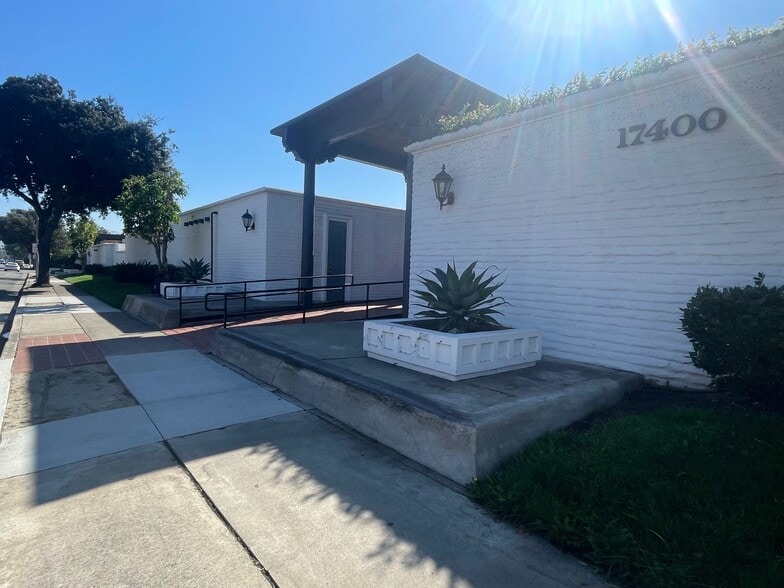 More Photos Of 17400 Irvine Blvd, Tustin Medical For Lease