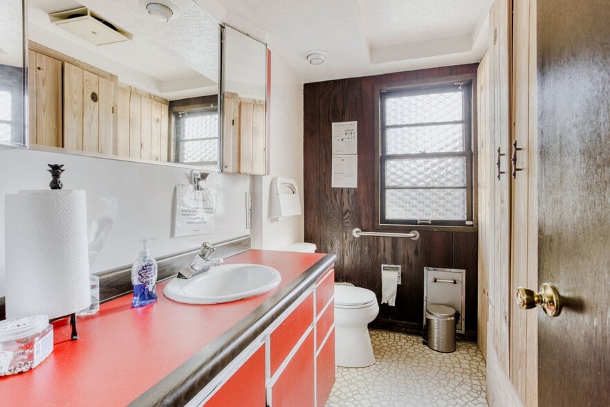 More Photos Of 2020 NE 102nd Ave, Portland Medical For Sale